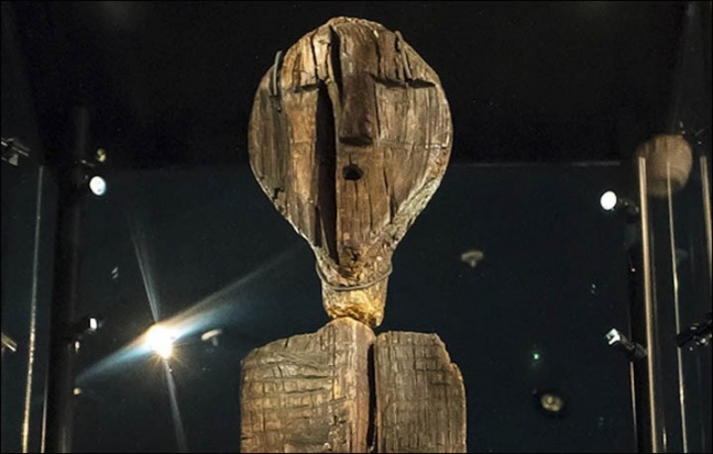 Estátua de madeira achada na Rússia é duas vezes mais antiga que as pirâmides do Egito